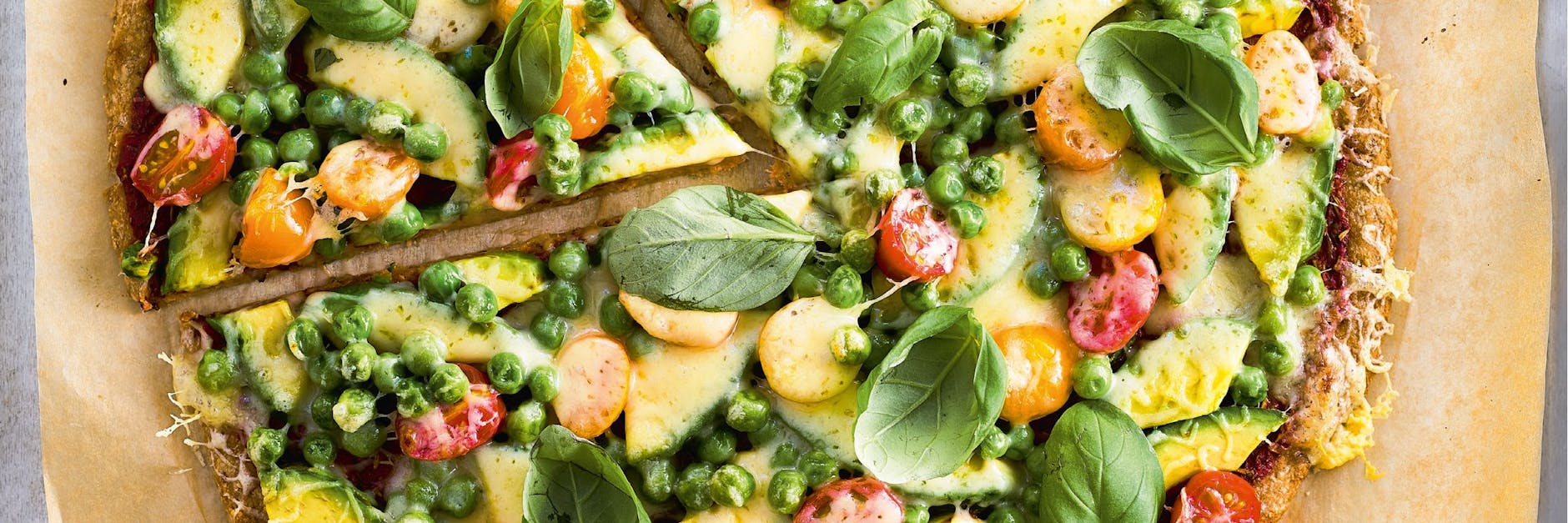 Der Thunfischboden für die Pizza kommt ohne Mehl und Hefe aus. Stattdessen wird der Teig aus Dosen-Thunfisch, Eiern, Mandelmehl, Parmesan sowie Meersalz und Pfeffer gemacht.