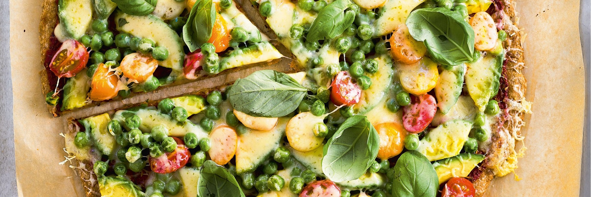 Der Thunfischboden für die Pizza kommt ohne Mehl und Hefe aus. Stattdessen wird der Teig aus Dosen-Thunfisch, Eiern, Mandelmehl, Parmesan sowie Meersalz und Pfeffer gemacht.