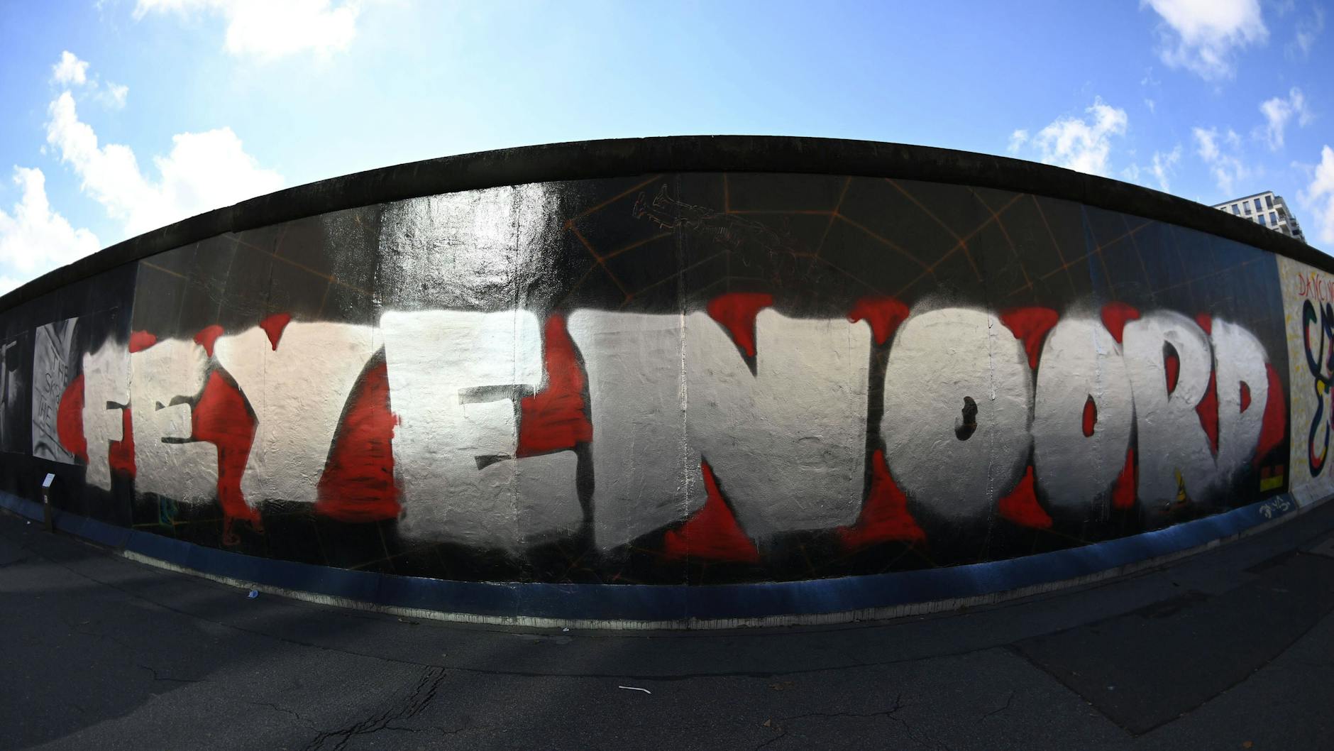 Mutmaßliche Fans von Rotterdam bemalten in der Nacht zu Mittwoch die East Side Gallery.