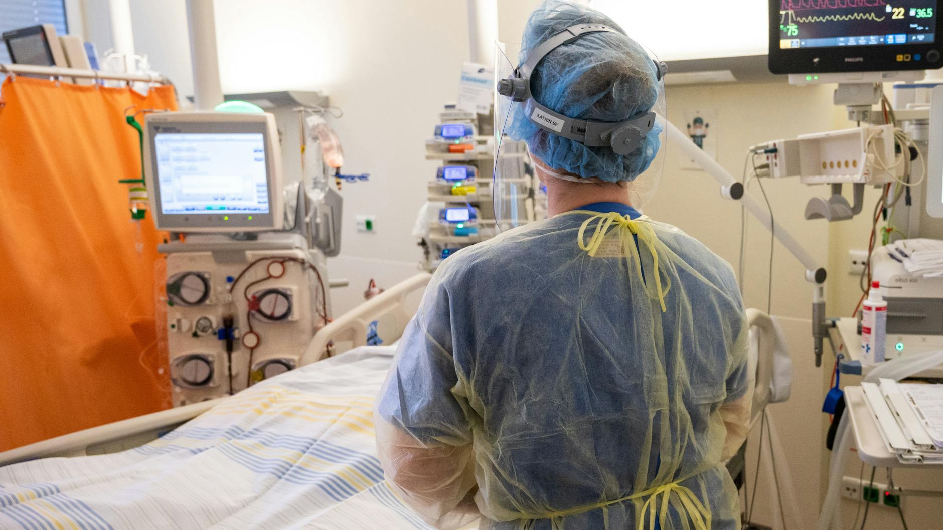 Auf einer Berliner Intensivstation versorgt eine Intensivschwester einen Corona-Patienten.