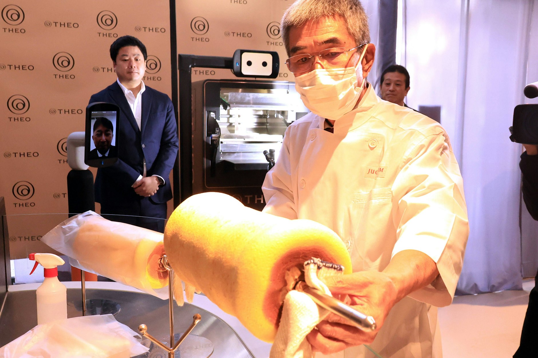 Technologie in Tokio: Beim japanischen Gebäckhersteller Juchheim kommt ein mit künstlicher Intelligenz ausgerüsteter Backofen bei der Herstellung von Baumkuchen zum Einsatz.