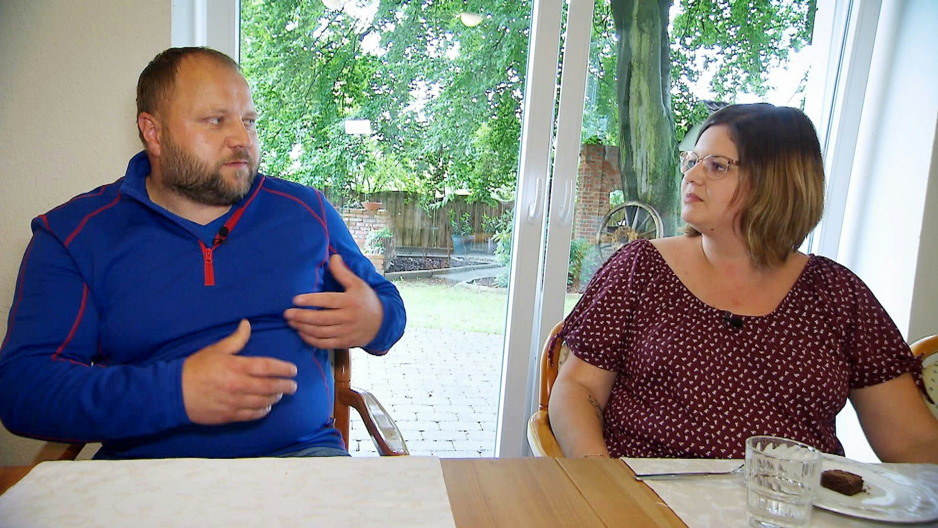 „Bauer sucht Frau“-Kuh- und -Schweinehalter Mike lädt erst Sandra zur Hofwoche ein, um sie dann wieder auszuladen.