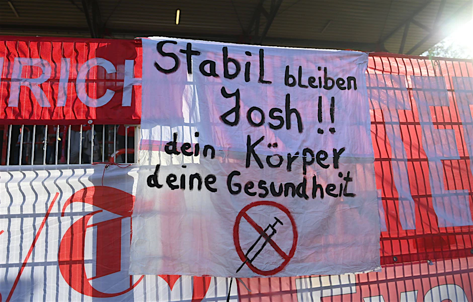 Schriftlicher Debattenbeitrag: Fans des FC Bayern richten sich an den ungeimpften Fußballprofi Joshua Kimmich, der zuvor eine Hexenjagd erlebte.