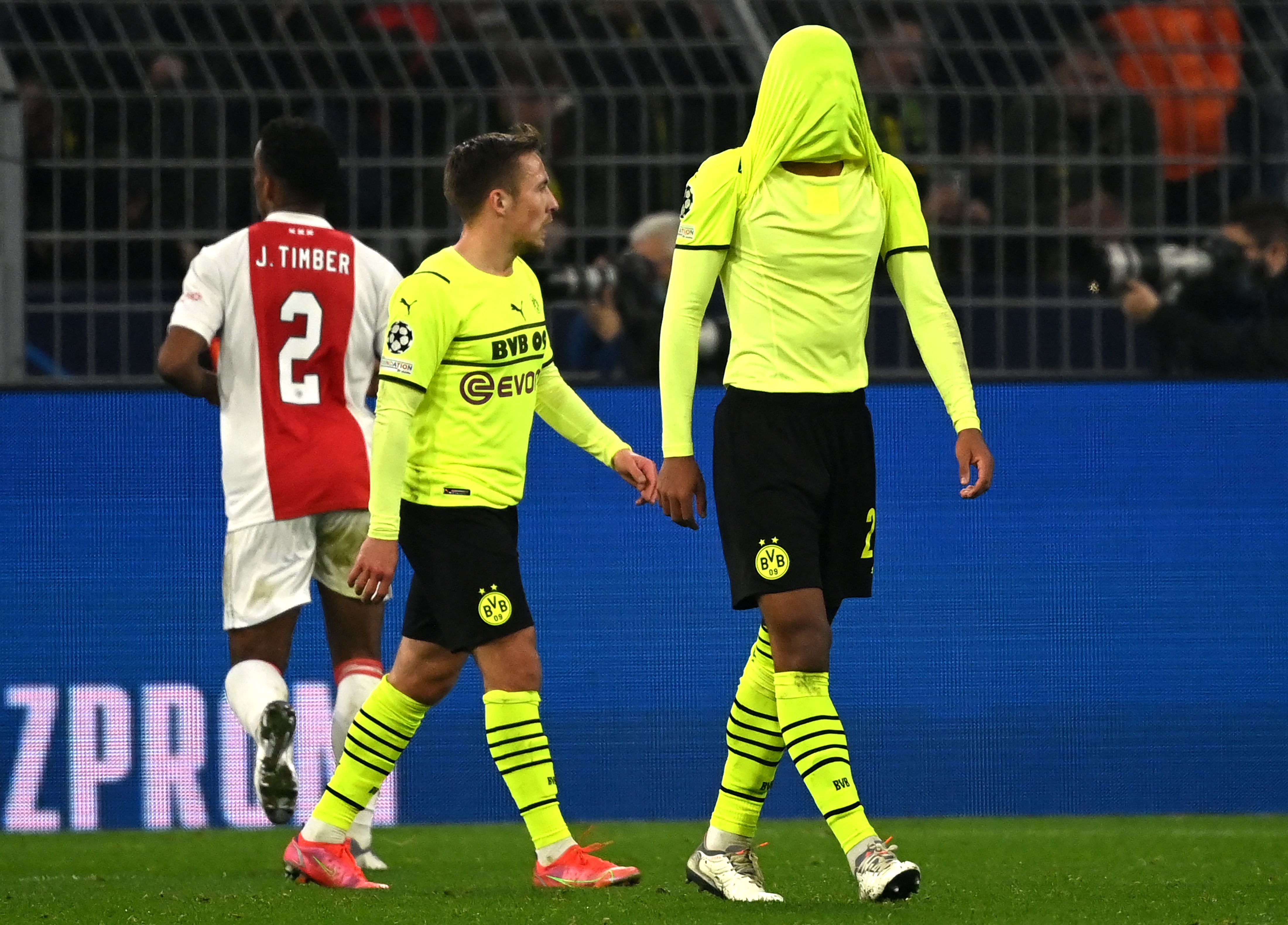 Borussia Dortmund Rutscht Nach 1:3 Gegen Ajax Amsterdam Auf Platz Drei Ab