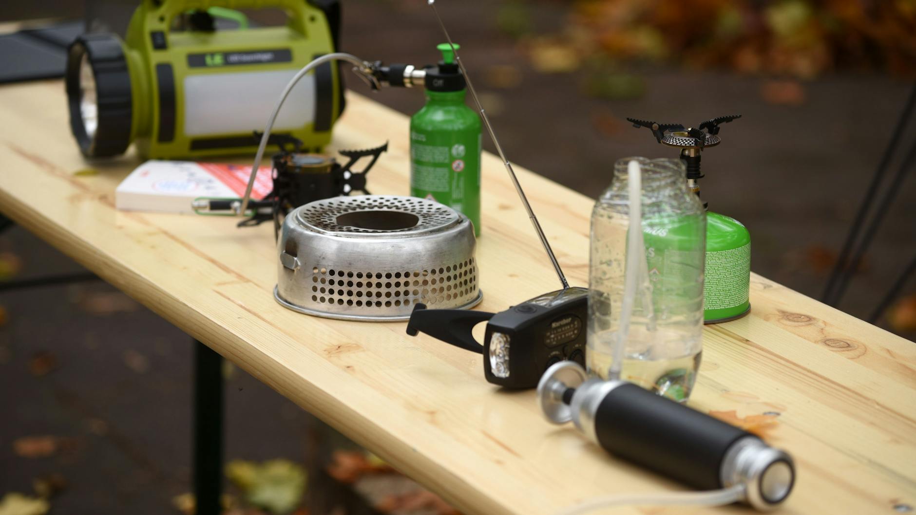 Verschiedene Kocher, Wasserfilter und eine Taschenlampe erleichtern die Versorgung während eines Stromausfalls. 