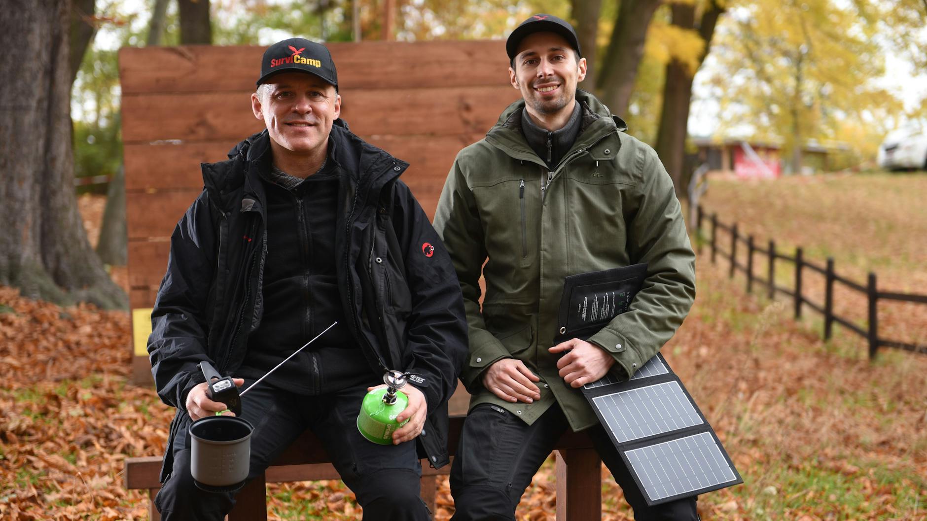 Die Survival-Experten Benjamin Arlet (re.) und Daniel Schäfer verraten in ihrem neuen Buch "Das Überlebenshandbuch", wie man im Alltag sinnvoll und mit wenig Aufwand vorbaut. <br><br>