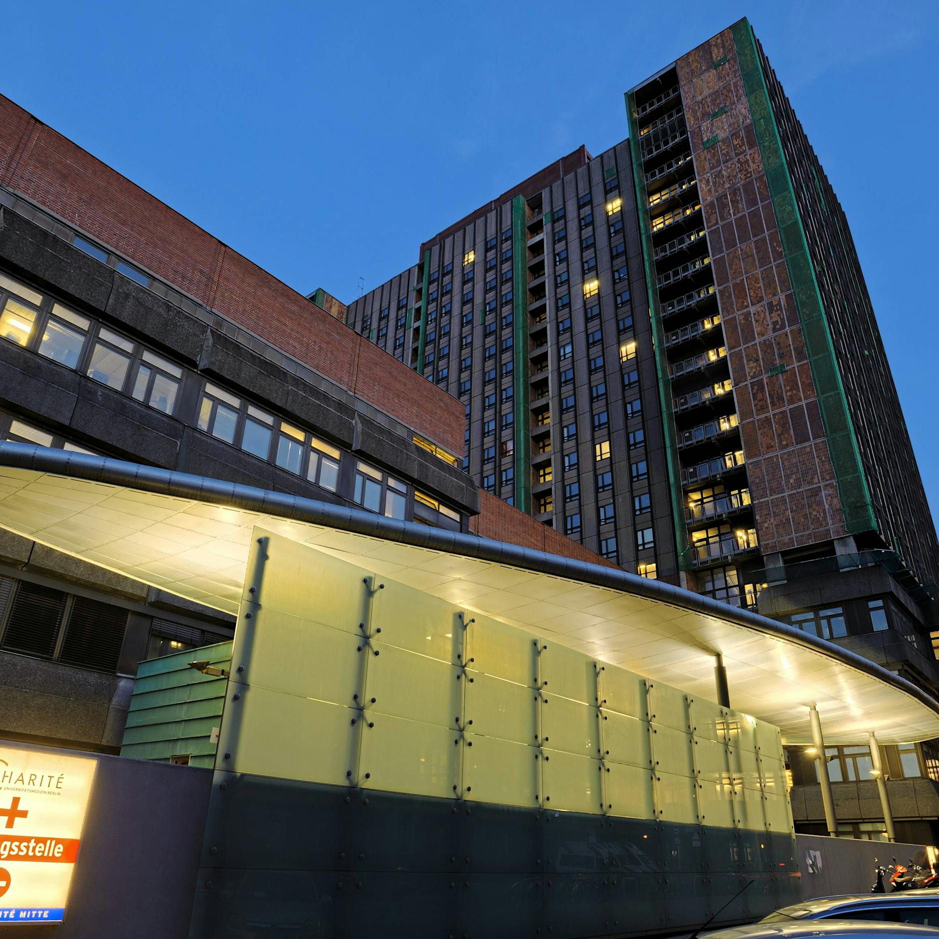 Berliner Kliniken schlagen Covid-Alarm und bereiten Notbetrieb vor: OPs verschoben, Charité mit DIESEM dringenden Appell!