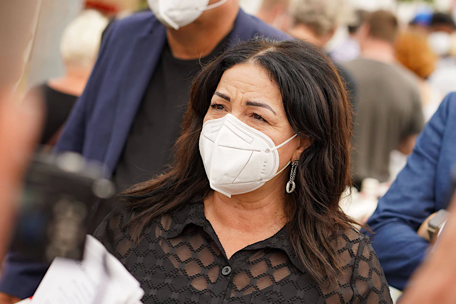 Gesundheitssenatorin Dilek Kalayci (SPD) beim Besuch des Impf-Drive-in in Berlin-Lichtenberg (Archivbild)