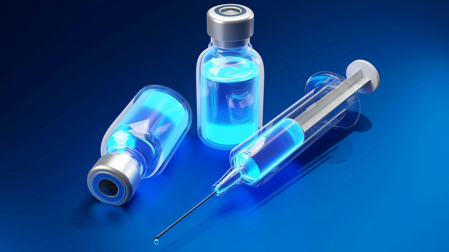 Eine Spritze und Impfstoff-Ampullen (Symbolbild)