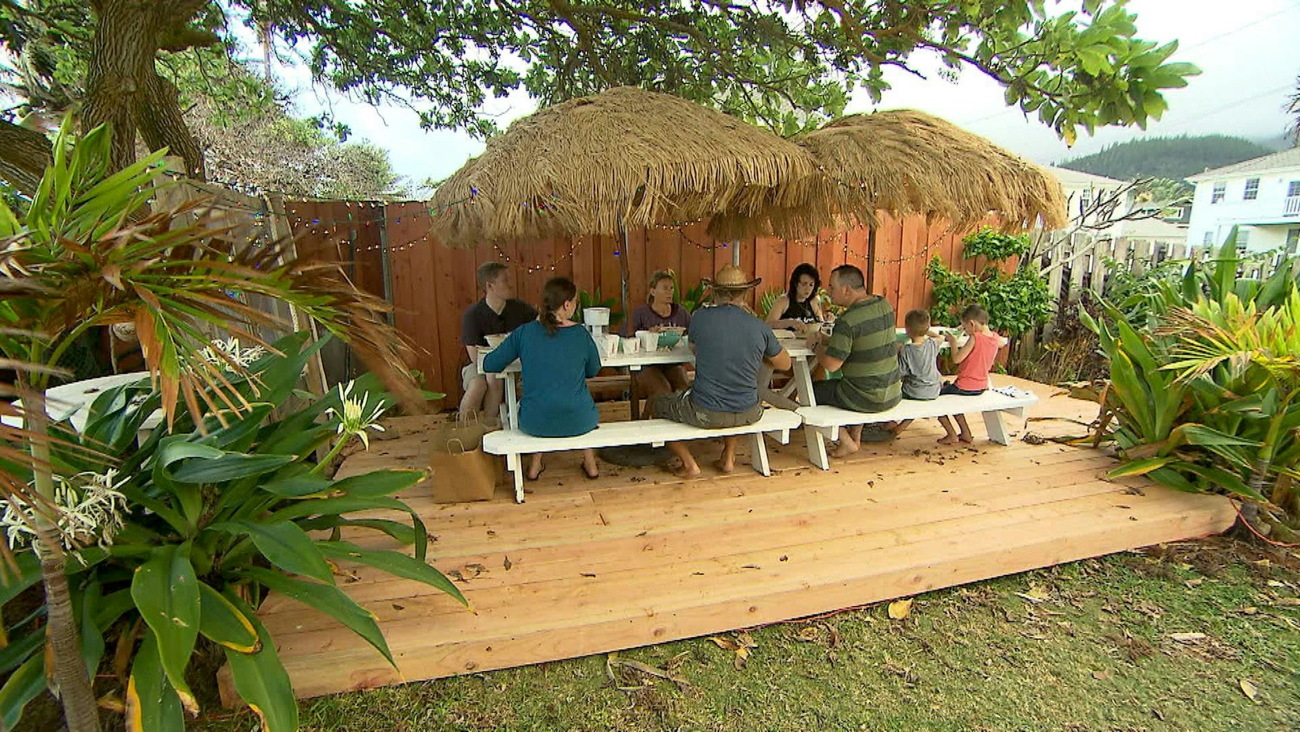 Die Frauen der Reimanns haben sich durchgesetzt. Alle essen an einem Tisch.