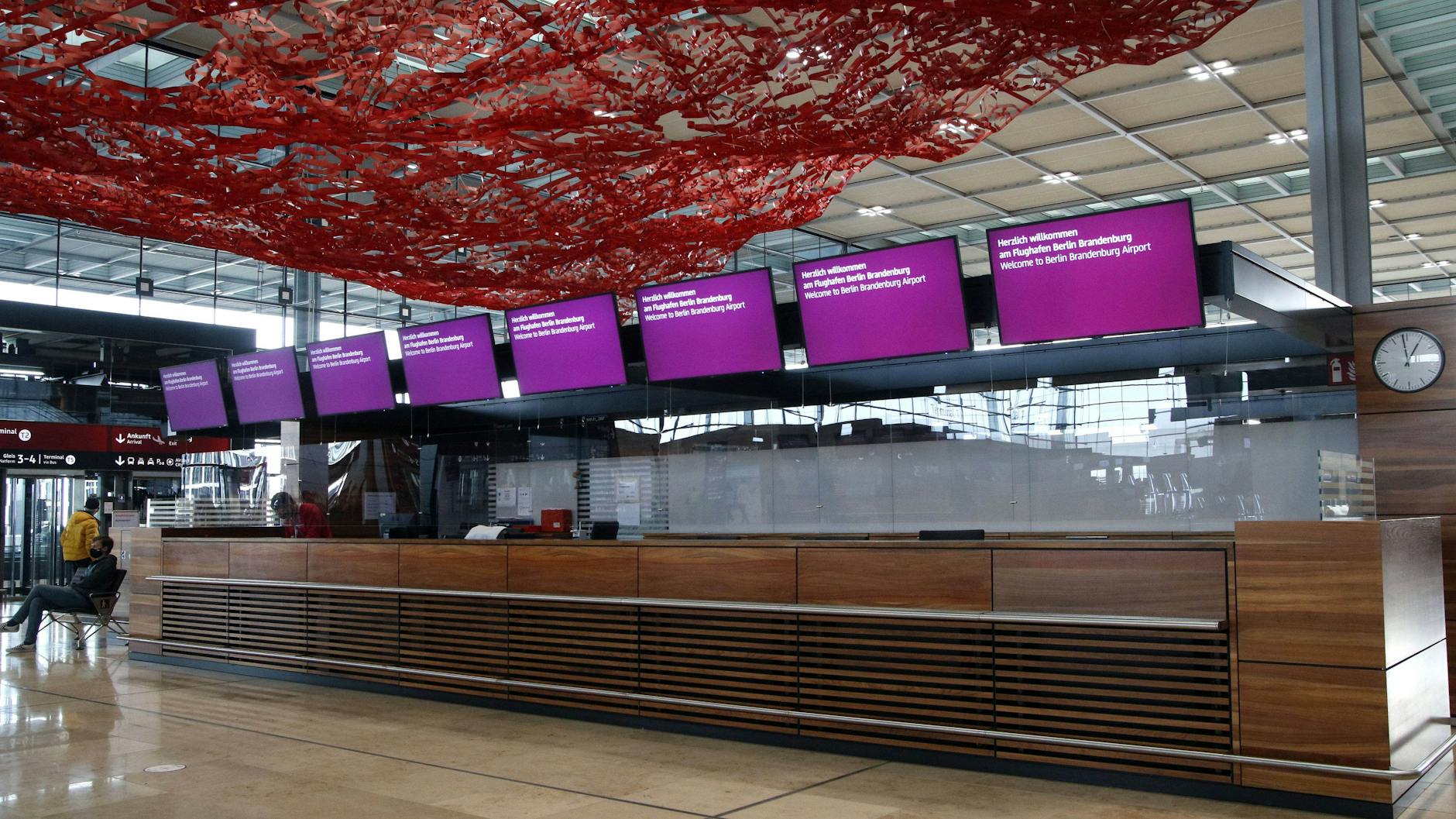 Die Flughafengesellschaft rät davon ab, das Wasser im Terminal 1 des Flughafens BER zu trinken (Symbolbild). 