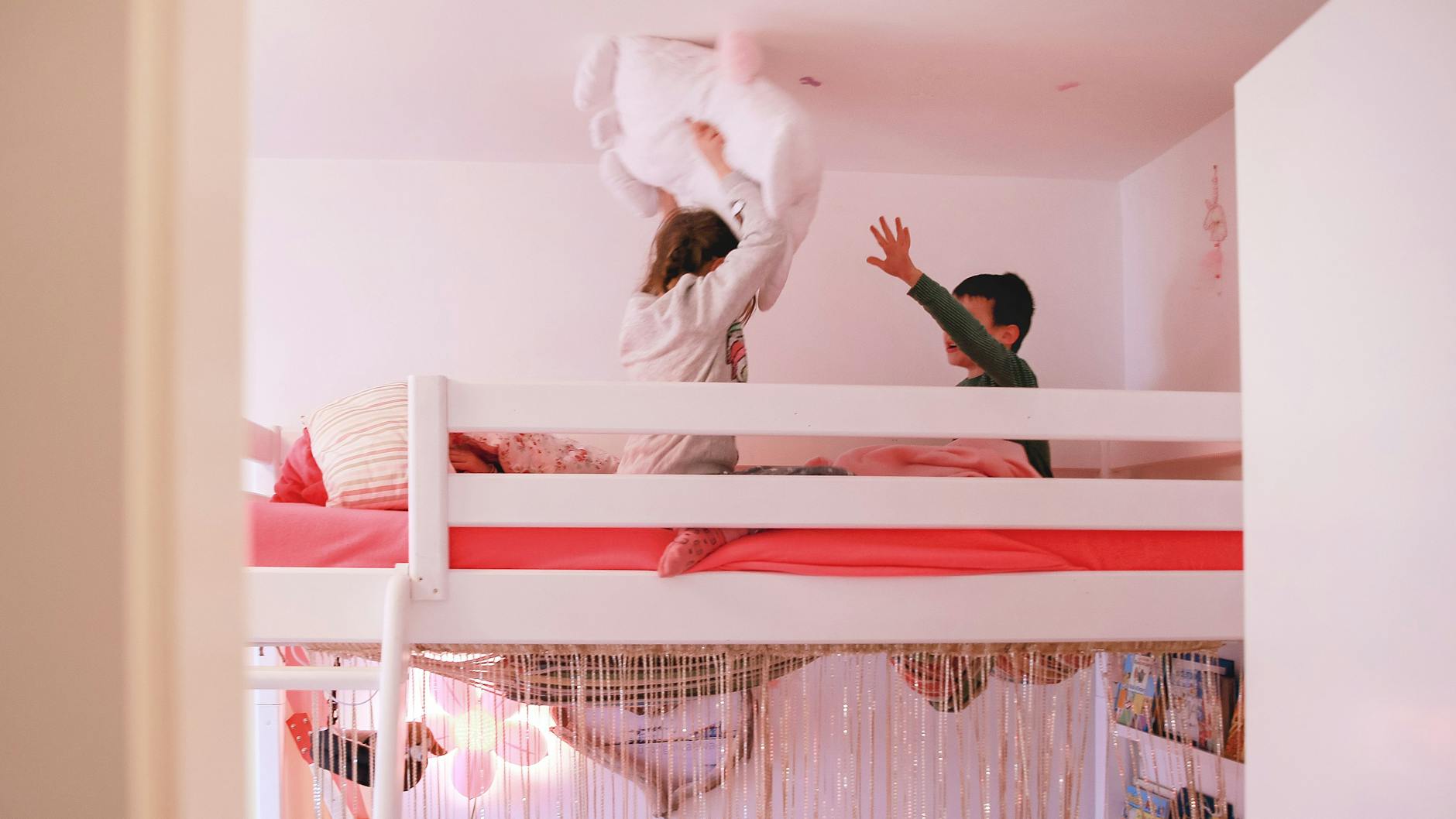 Toben, spielen, streiten - zum gemeinsamen Großwerden gehört einiges an Action dazu. 