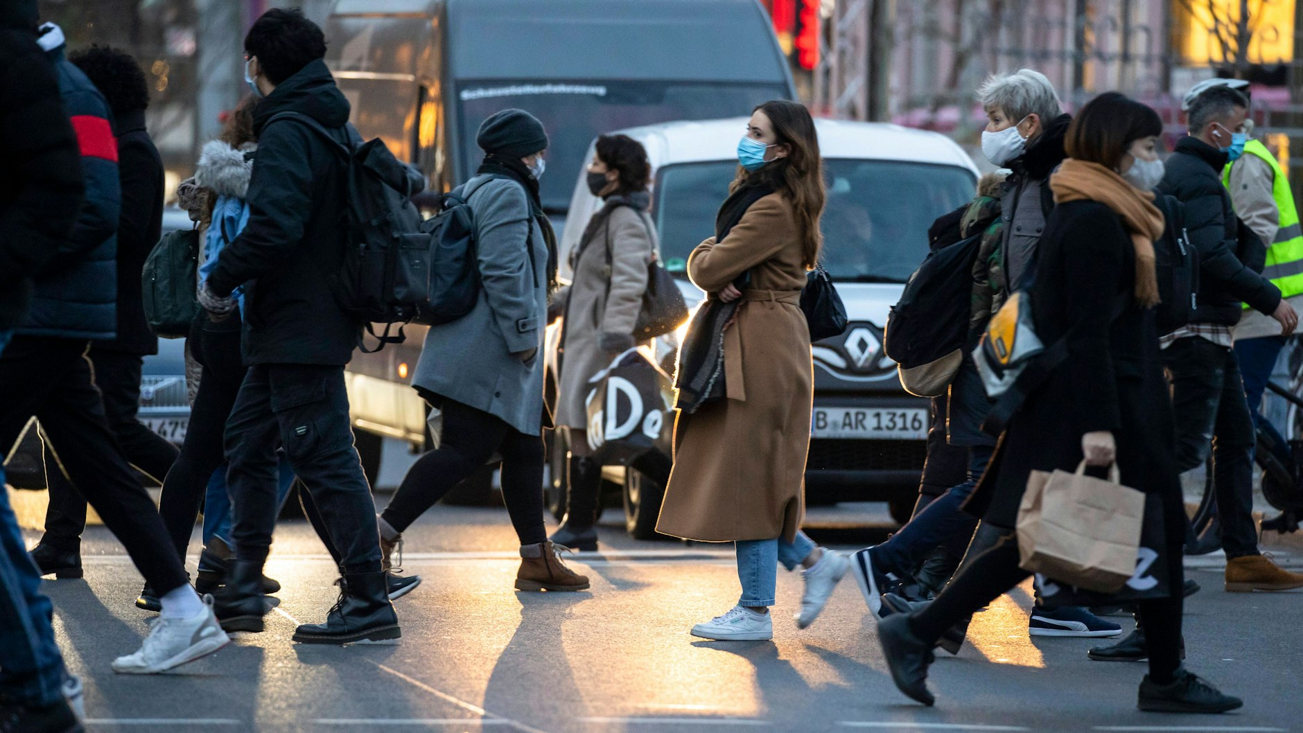 Wenn die FFP2-Maske durch die Atemluft feucht wird, nimmt auch ihre Barrierefunktion gegenüber dem Coronavirus ab. Dann sollte die Maske gewechselt werden.