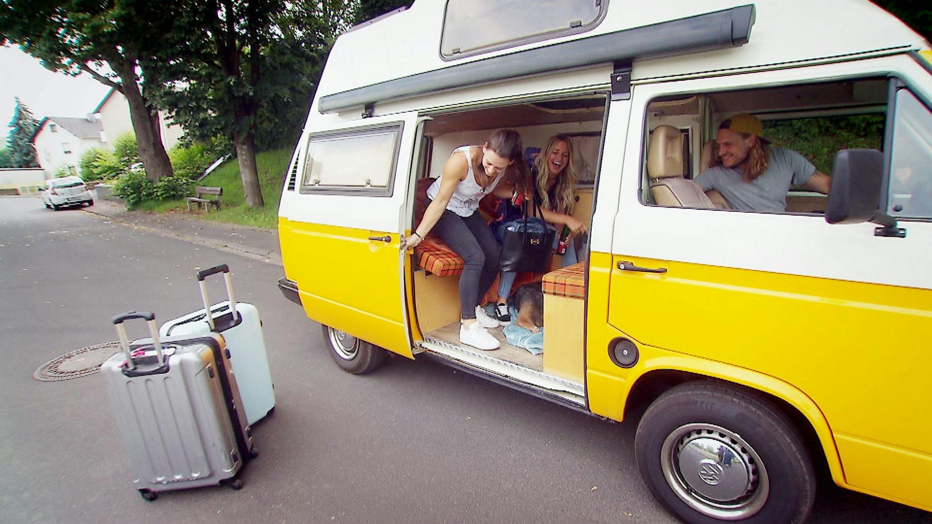 „Bauer sucht Frau“-Kandidat Björn holt Kathrin und Dani zur Hofwoche mit seinem Bulli ab.