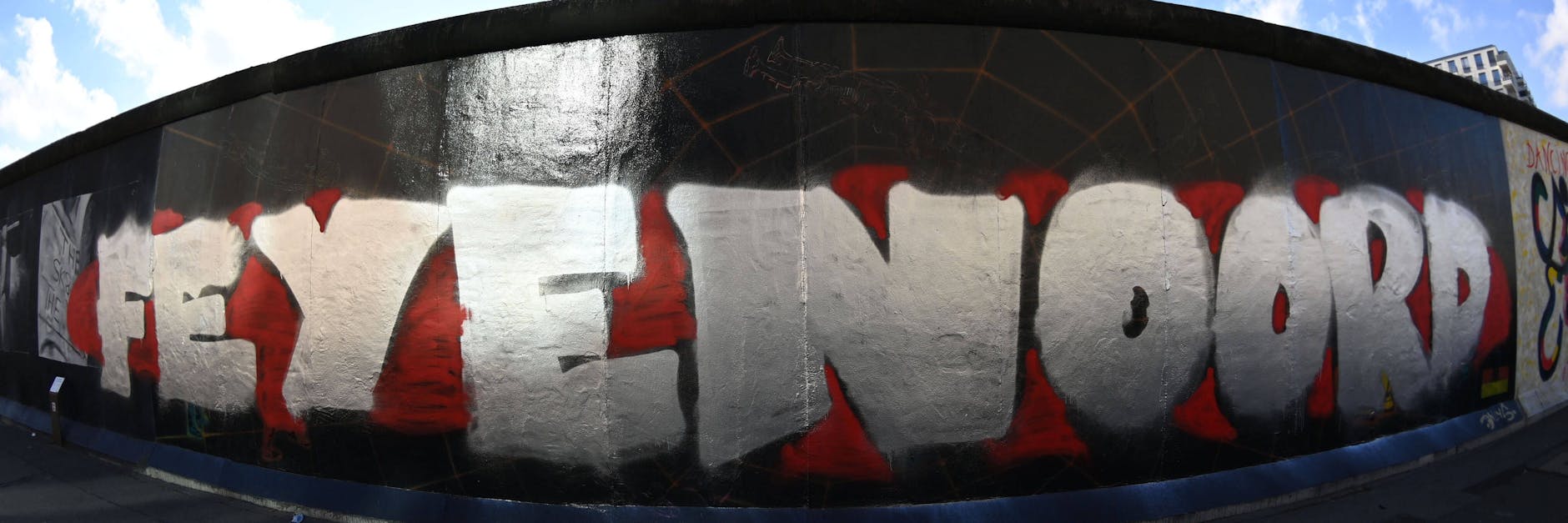 Mutmaßliche Fans von Rotterdam bemalten in der Nacht zu Mittwoch Bilder auf der denkmalgeschützten East Side Gallery mit dem Schriftzug Feyenoord.