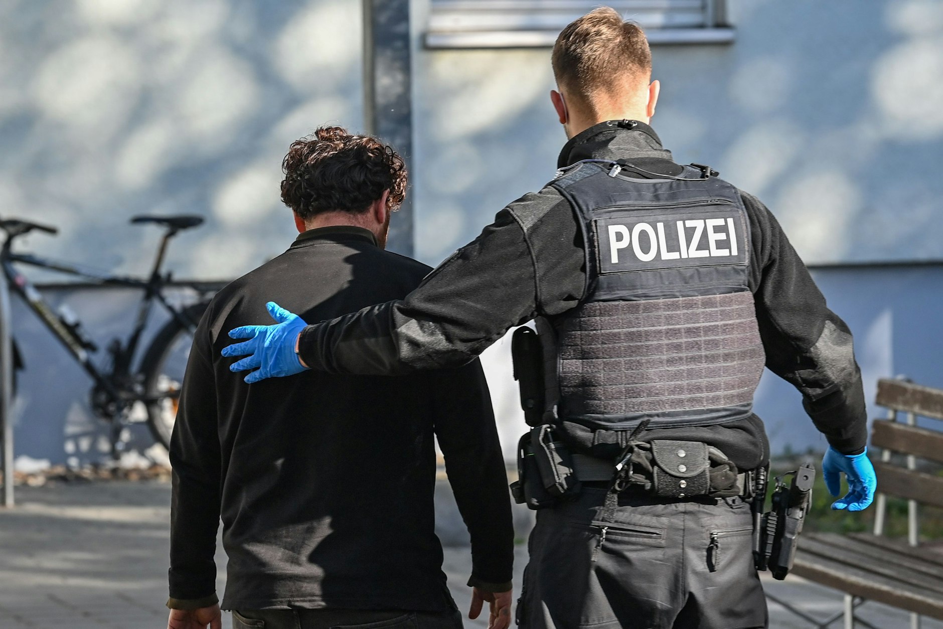 Ein Beamter der Bundespolizei bringt einen Migranten, der zuvor im Stadtzentrum von Frankfurt (Oder) nahe der deutsch-polnischen Grenze aufgegriffen wurde, zur ärztlichen Untersuchung (Symbolbild).