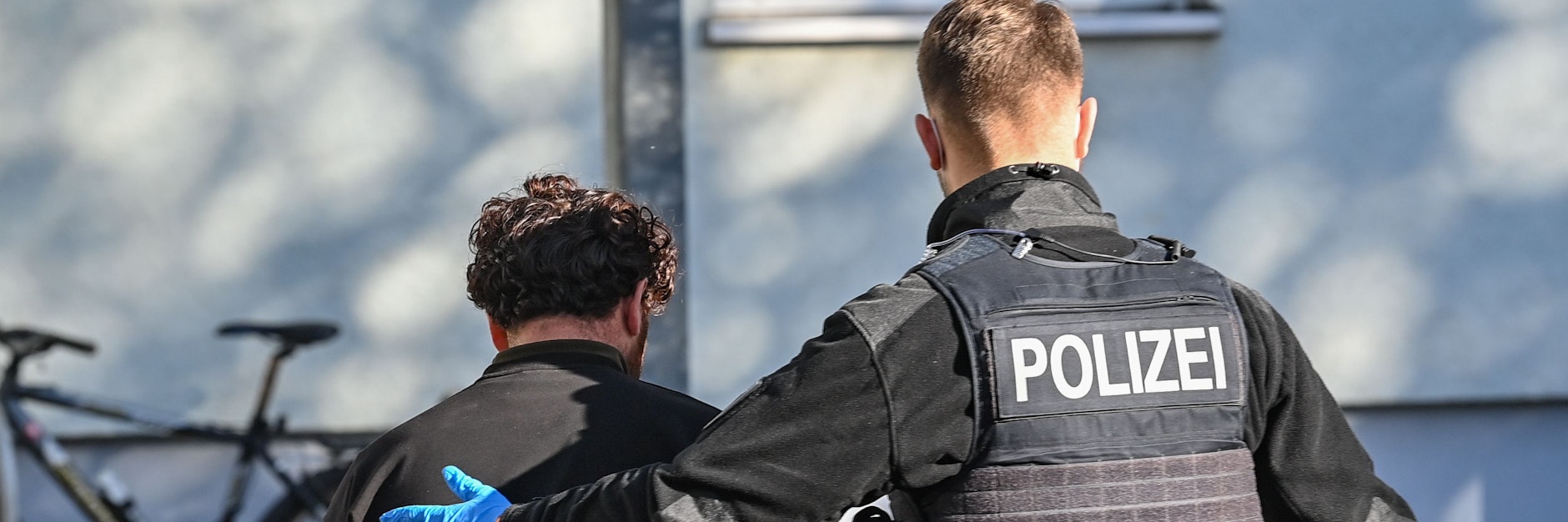 Ein Beamter der Bundespolizei bringt einen Migranten, der zuvor im Stadtzentrum von Frankfurt (Oder) nahe der deutsch-polnischen Grenze aufgegriffen wurde, zur ärztlichen Untersuchung. 