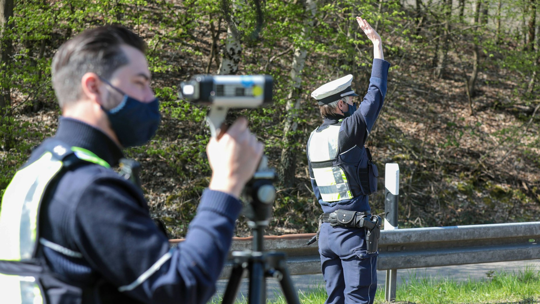 Polizisten stehen mit einem Messgerät am Straßenrand, um Raser aus dem Verkehr zu ziehen. Ein Berliner Autofahrer wollte sich jedoch partout nicht stoppen lassen. 