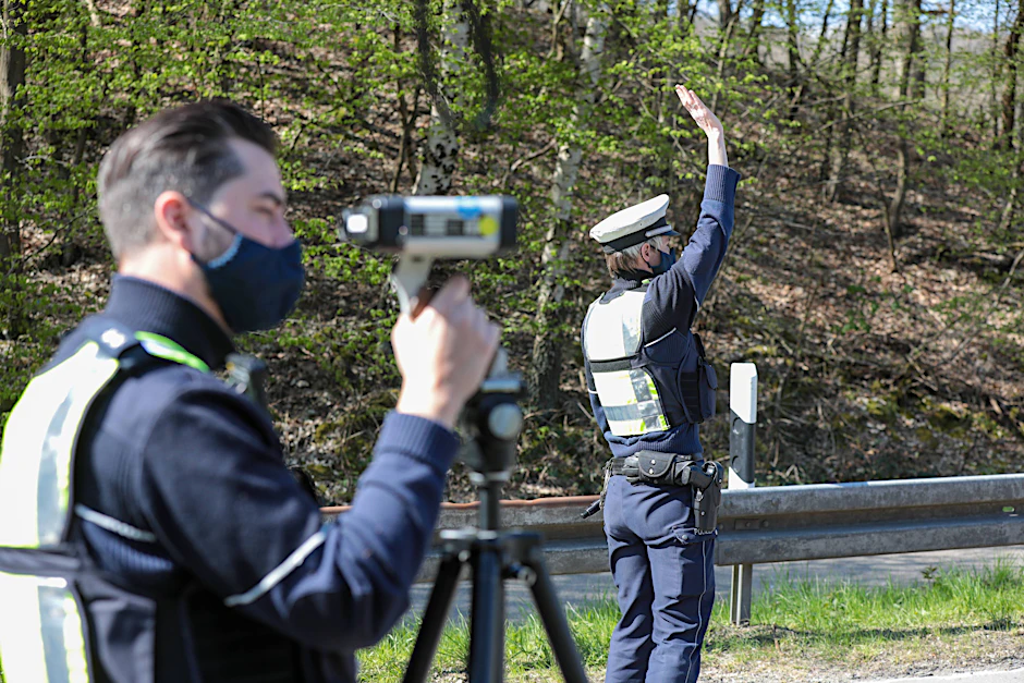 Polizisten stehen mit einem Messgerät am Straßenrand, um Raser aus dem Verkehr zu ziehen. Ein Berliner Autofahrer wollte sich jedoch partout nicht stoppen lassen.&nbsp;