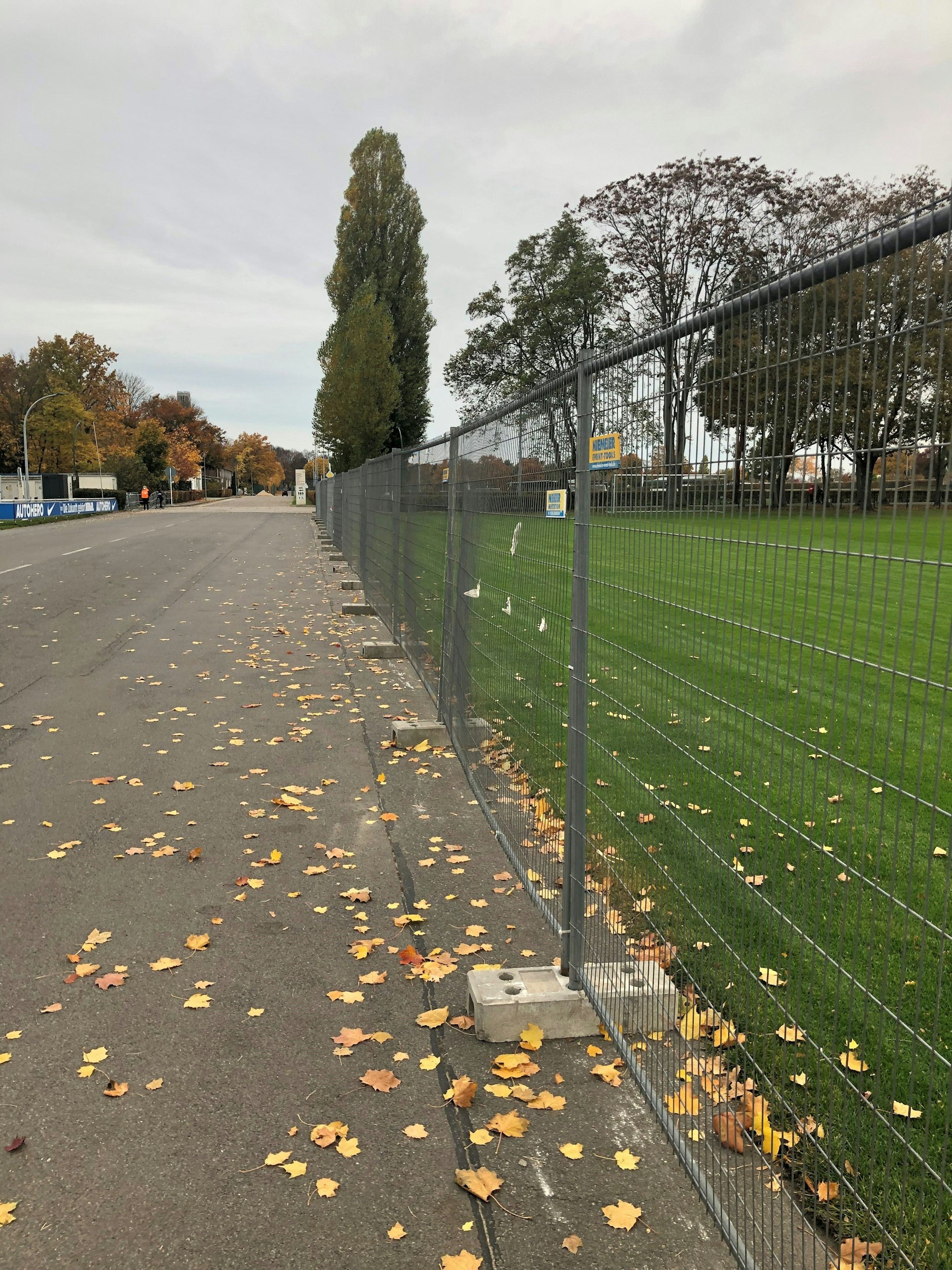 Bauzäune im Olympiapark sperren die Wege ab, auf denen die Feyenoord-Fans hintenrum zu ihren Blöcken geleitet werden.