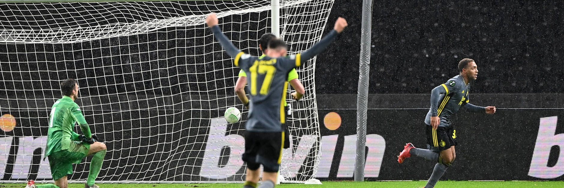 Andreas Luthe ist geschlagen, Siegtorschütze Cyriel Dessers (r.) dreht jubelnd ab. 