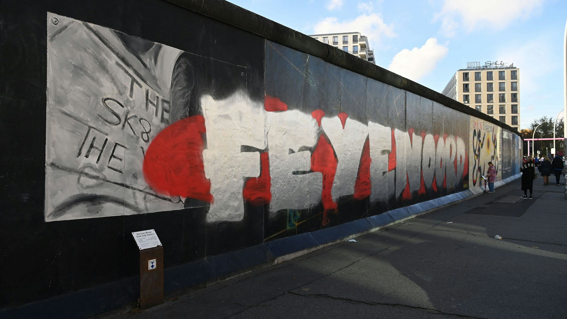 Schon in der Nacht von Dienstag auf Mittwoch wurde die berühmte und unter denkmalschutzstehende Berliner East Side Gallery mit dem Schriftzug „Feyenoord“ versehen.