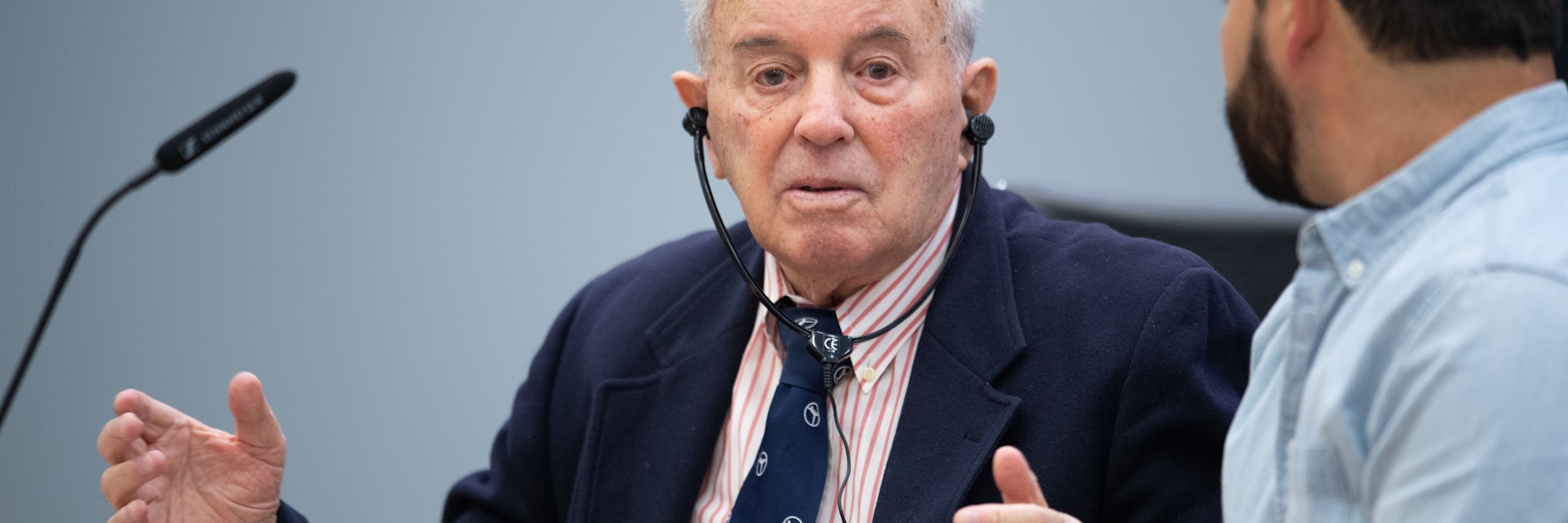 Emil Farkas (l), Holocaust-Überlebender, Zeuge und Nebenkläger, sitzt im Gerichtssaal im Prozess gegen einen mutmaßlichen ehemaligen KZ-Wachmann.