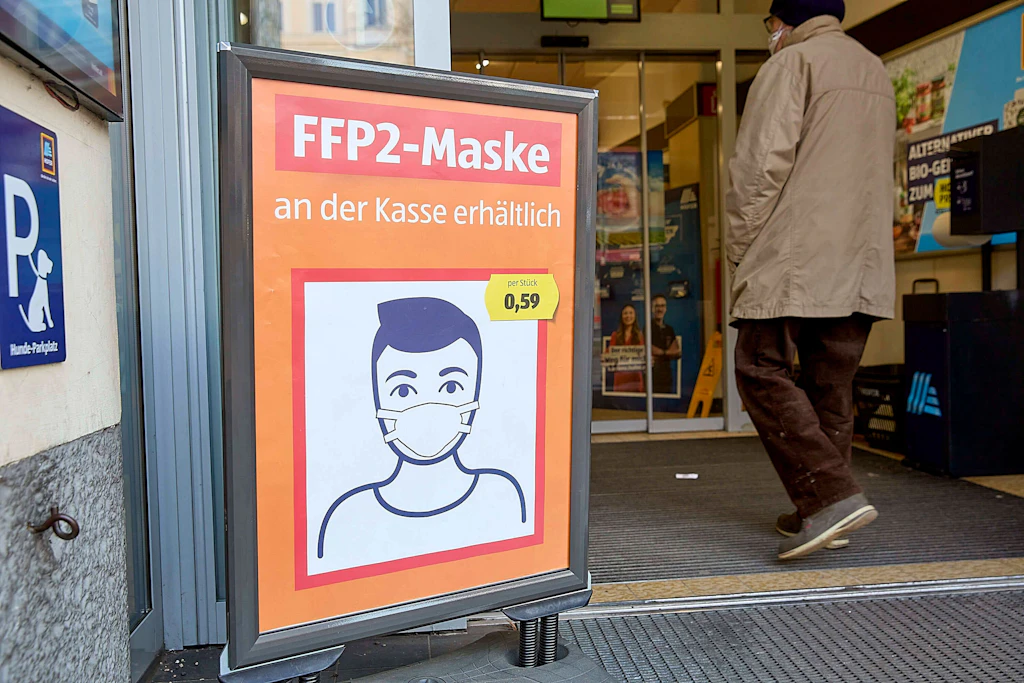 Brandenburg: Maskenverweigerer zerschlägt Scheibe im Supermarkt