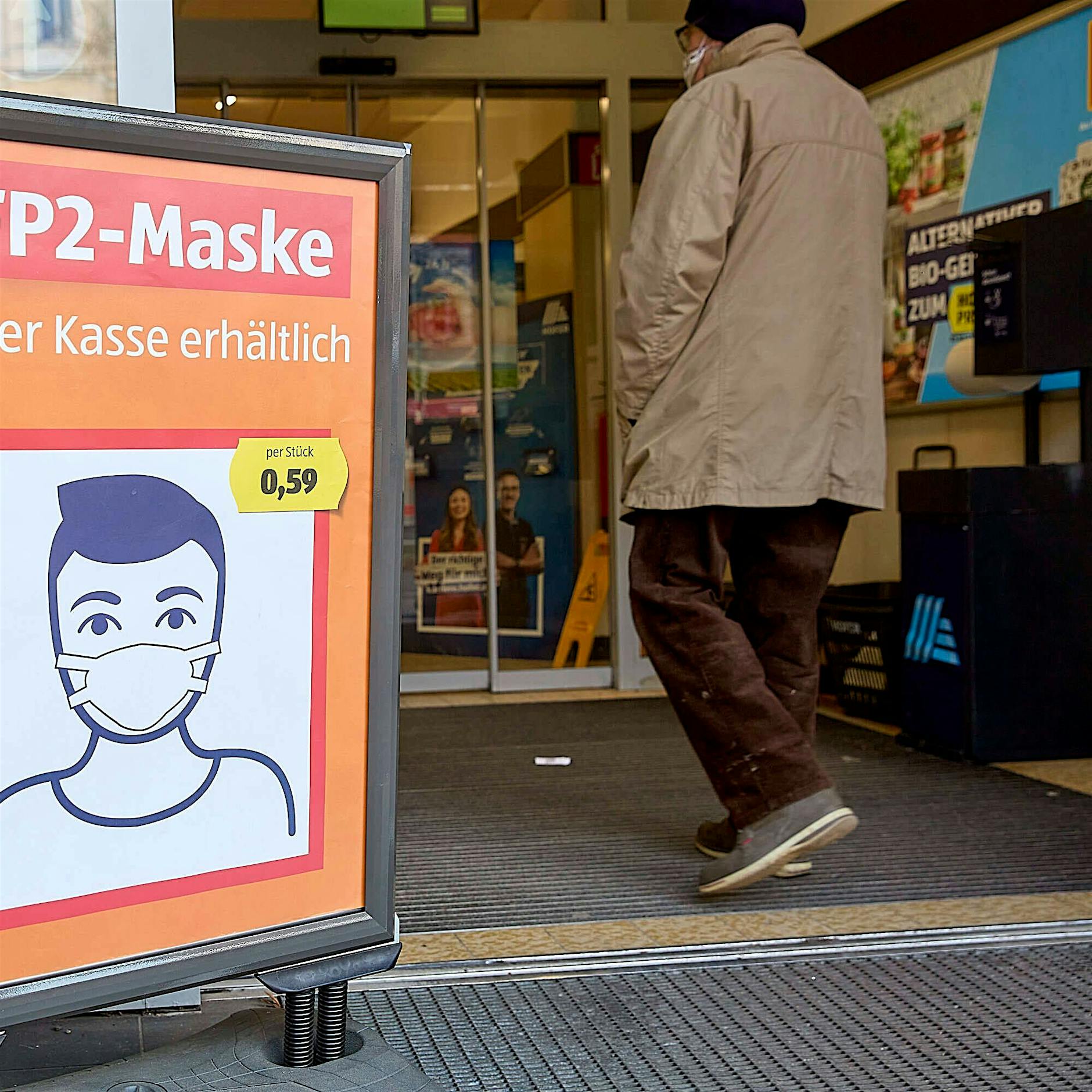 Brandenburg: Maskenverweigerer zerschlägt Scheibe im Supermarkt