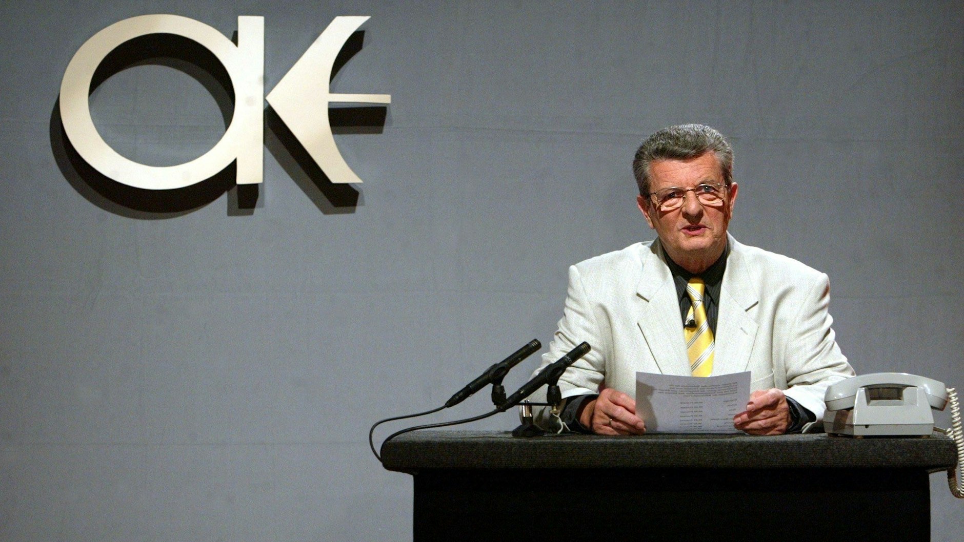 Der Sprecher der ehemaligen DDR-Nachrichtensendung „Aktuelle Kamera“, Klaus Feldmann&nbsp; an einem Nachbau seines alten Arbeitsplatzes. Klaus Feldmann war fast 30 Jahre lang Sprecher der Tagesschau des Ostens in Berlin-Adlershof.&nbsp;