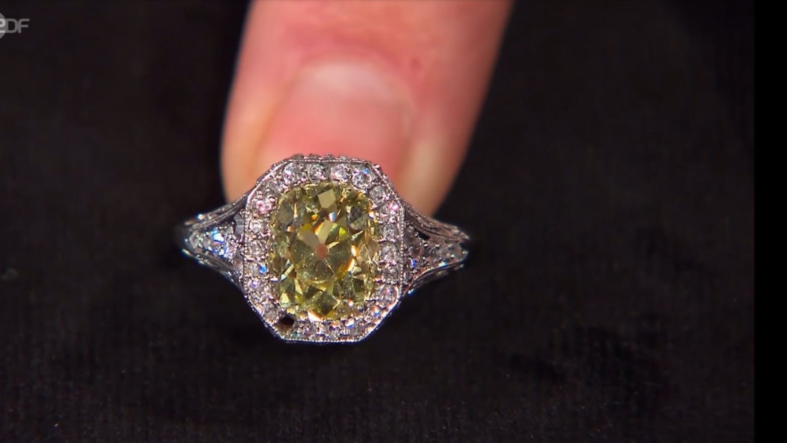 In intensivem Gelb funkelt der Ring bei „Bares für Rares“.