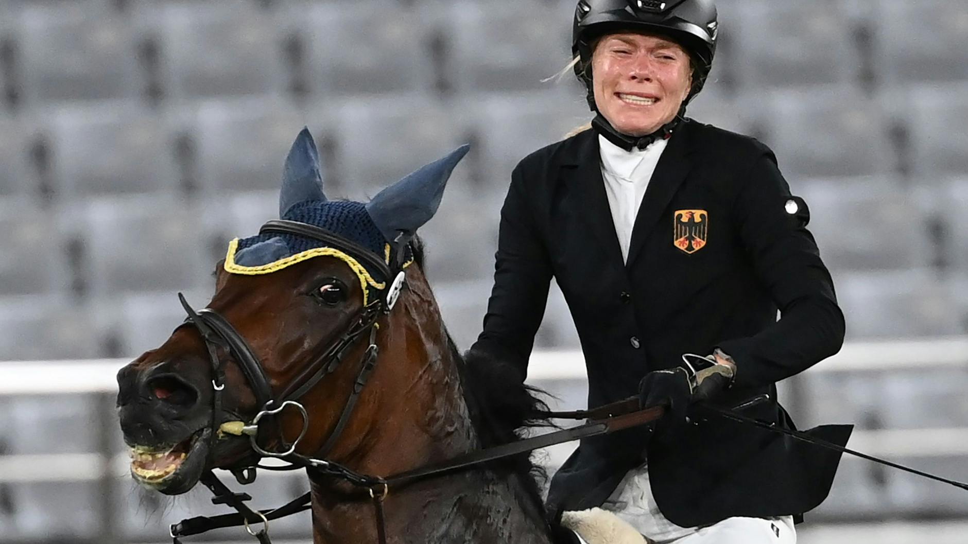 Die deutsche Reiterin Annika Schleu nach ihrer Disqualifikation im Modernen Fünfkampf bei den Olympischen Spielen 2020 in Tokio.