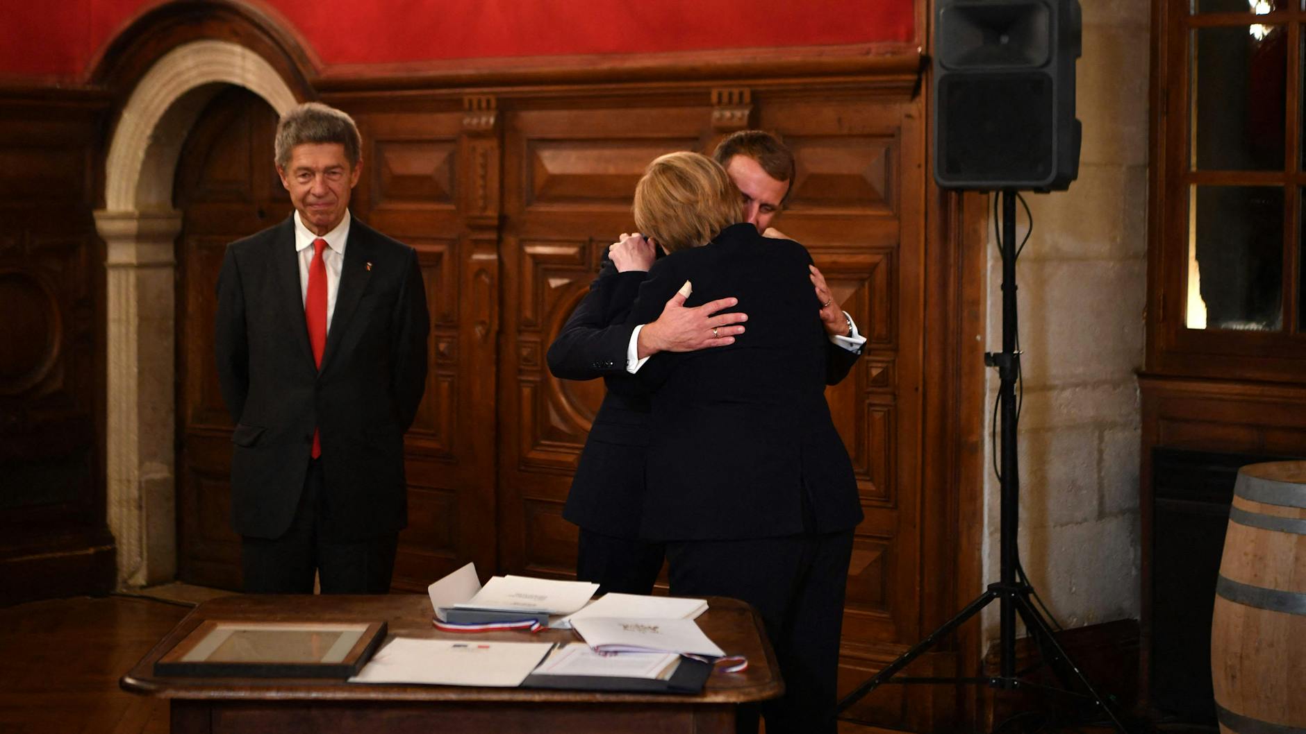 Seltenes Bild: Angela Merkel und Emmanuel Macron umarmen sich, nachdem er sie mit dem Großen Kreuz der Ehrenlegion ausgezeichnet hat.