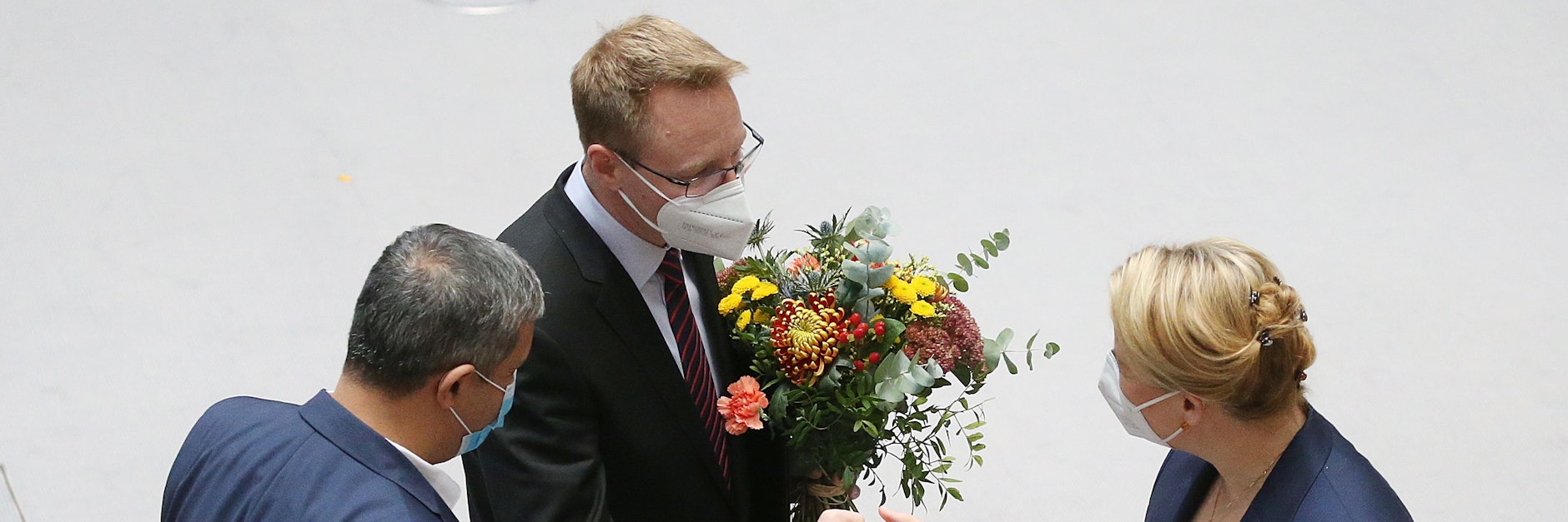 Knuff! Franziska Giffey (SPD), voraussichtlich die nächste Regierende Bürgermeisterin, gratuliert mit SPD-Fraktionschef Raed Saleh dem neuen Parlamentspräsidenten Dennis Buchner (SPD).