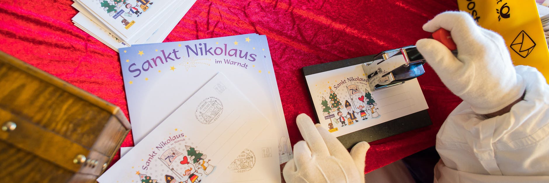 St. Nikolaus im Saarland: Der Nikolaus stempelt in der Nikolaushütte einen Brief ab.