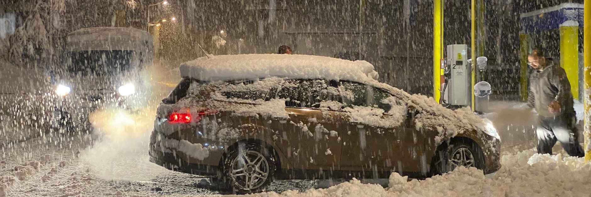 Starker Schneefall am Brenner bis in die tieferen Lagen. Chaos entstand auch deswegen, weil viele Autofahrer noch mit Sommerreifen unterwegs waren.