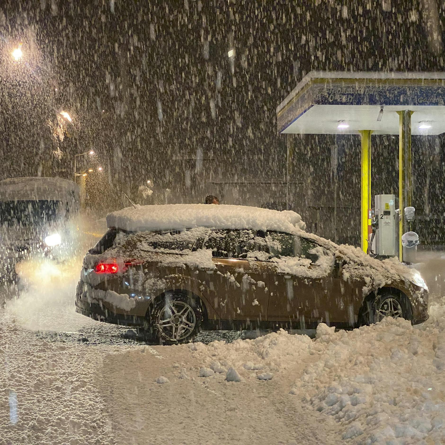 Extremwetter: Heftiger Wintereinbruch mit Schnee und Rutschpartien +++ In Berlin an einem Tag so viel Regen wie sonst im ganzen November!