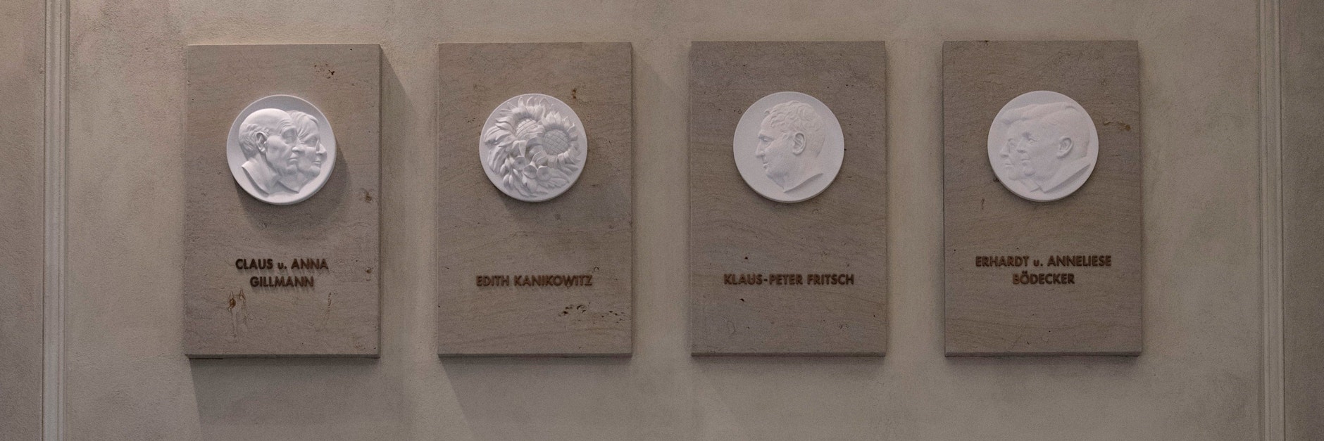 Hier hängt die Tafel für Ehrhardt und Anneliese Bödecker noch. Nachdem antidemokratische und teils rechtsextreme Äußerungen von ihm aufgetaucht sind, wurde sie entfernt.