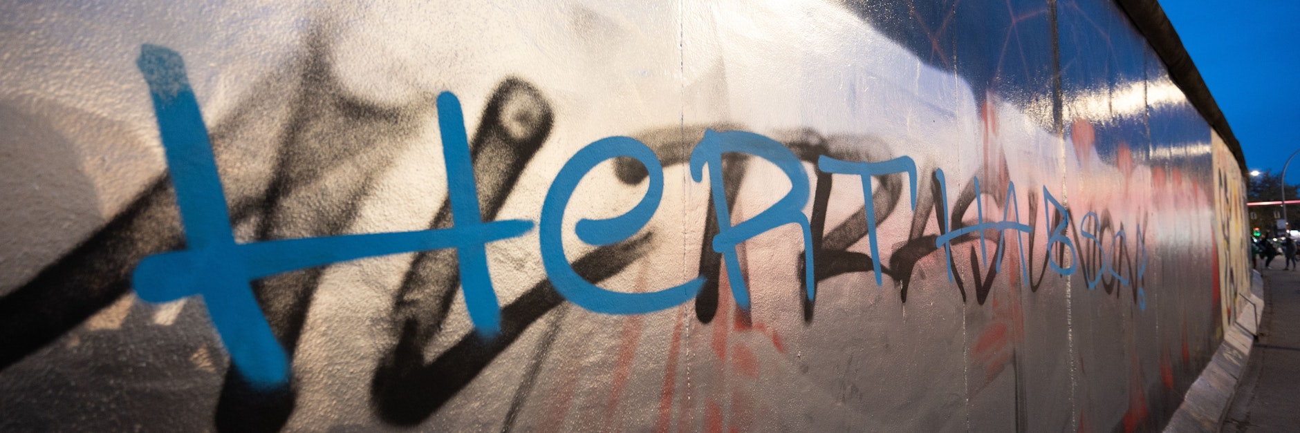 Nachdem Rotterdam-Fans den Schriftzug „Feyenoord“ auf die East Side Gallery gesprüht hatten, wurde der Schriftzug weiß übermalt mit „Ultras Union!“ signiert. Darauf hat ein Hertha-BSC-Fan den Namen seines Vereins gesprüht.