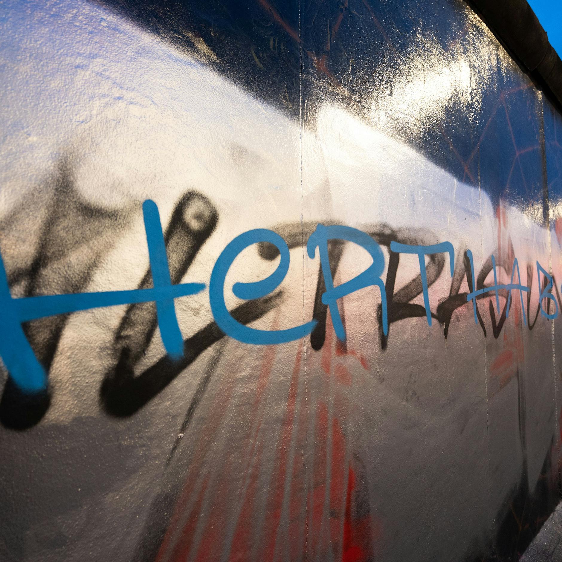 Pyro, Gewalt und Festnahmen! Das Duell zwischen Union und Feyenoord hält die Stadt in Atem