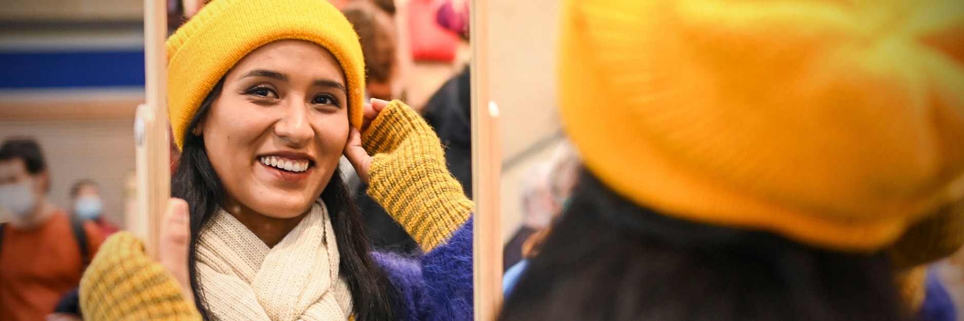 Maggie Garcia aus Peru hat Strickwaren aus Alpaka-Wolle im Gepäck. So eine schöne Mütze kostet 35 Euro. <br>