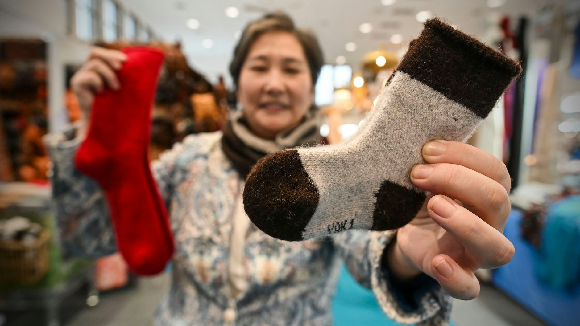 Norwoo verkauft ihre mongolischen Socken aus Yak-Wolle. Waschbar bei 30 Grad und schön warm. Die kleinen Socken kosten 10 Euro.<br>