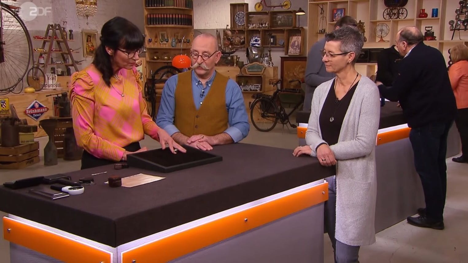 „Bares für Rares“-Expertin Dr. Heide Rezepa-Zabel erklärt den Wahnsinns-Stein im Ring.