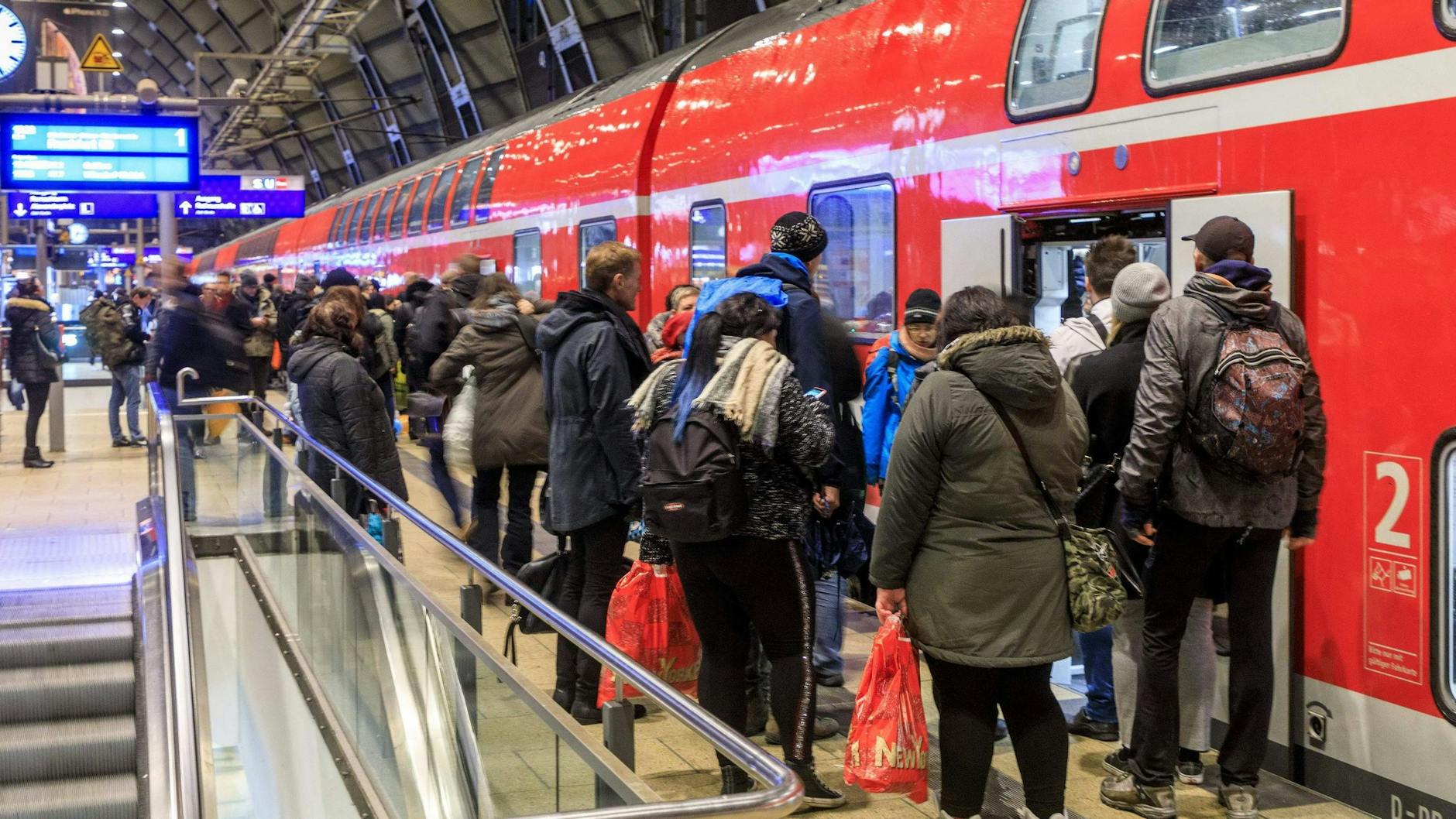 Passagiere steigen am Berliner Hauptbahnhof in einen Regionalzug ein. Der neue Berliner Abgeordnete Mathias Schulz hat solche Züge als Lokführer gefahren.
