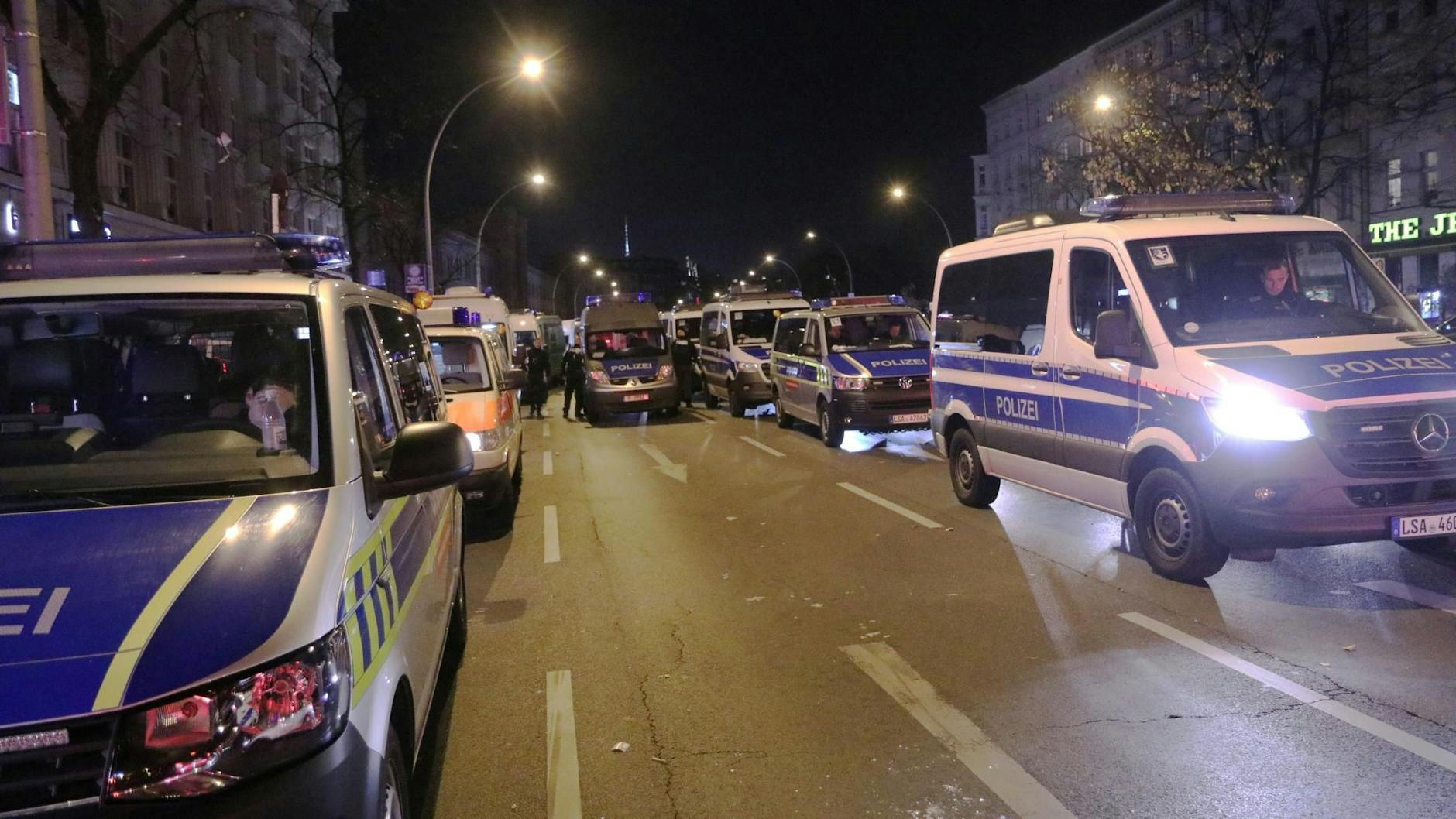 Berlin-Kreuzberg: Polizeifahrzeuge sind in der Nacht zum Einsatz gegen Hooligans ausgerückt.