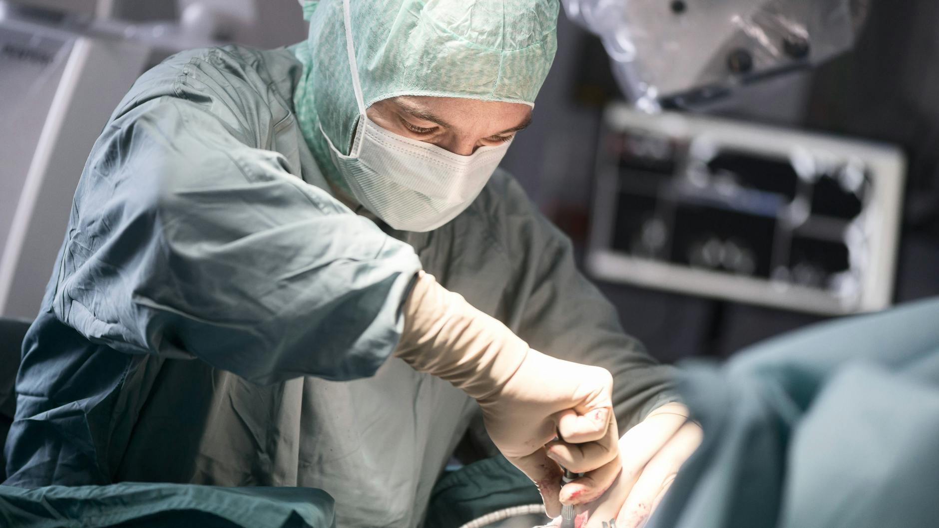 Ein Arzt führt eine Operation durch (Symbolbild). 