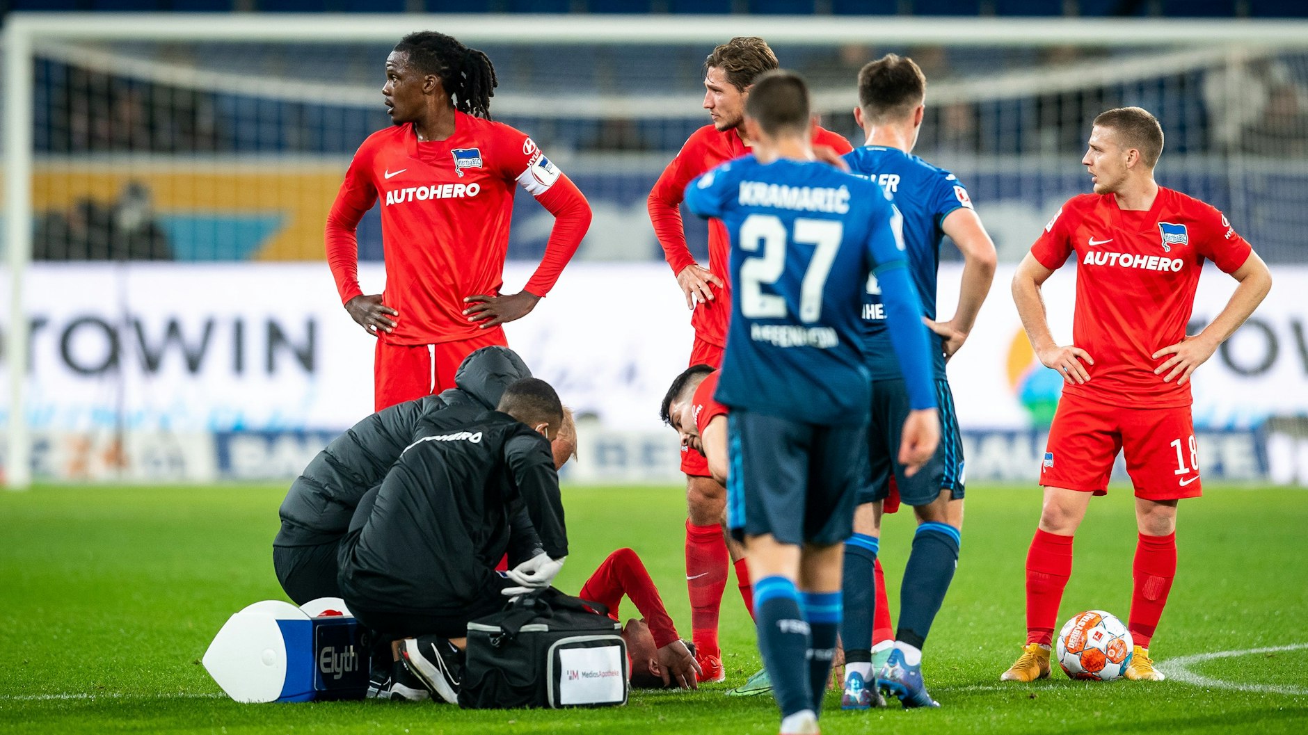Der Schreckmoment: Vladimir Darida wurde in Hoffenheim minutenlang behandelt und musste danach ausgewechselt werden.