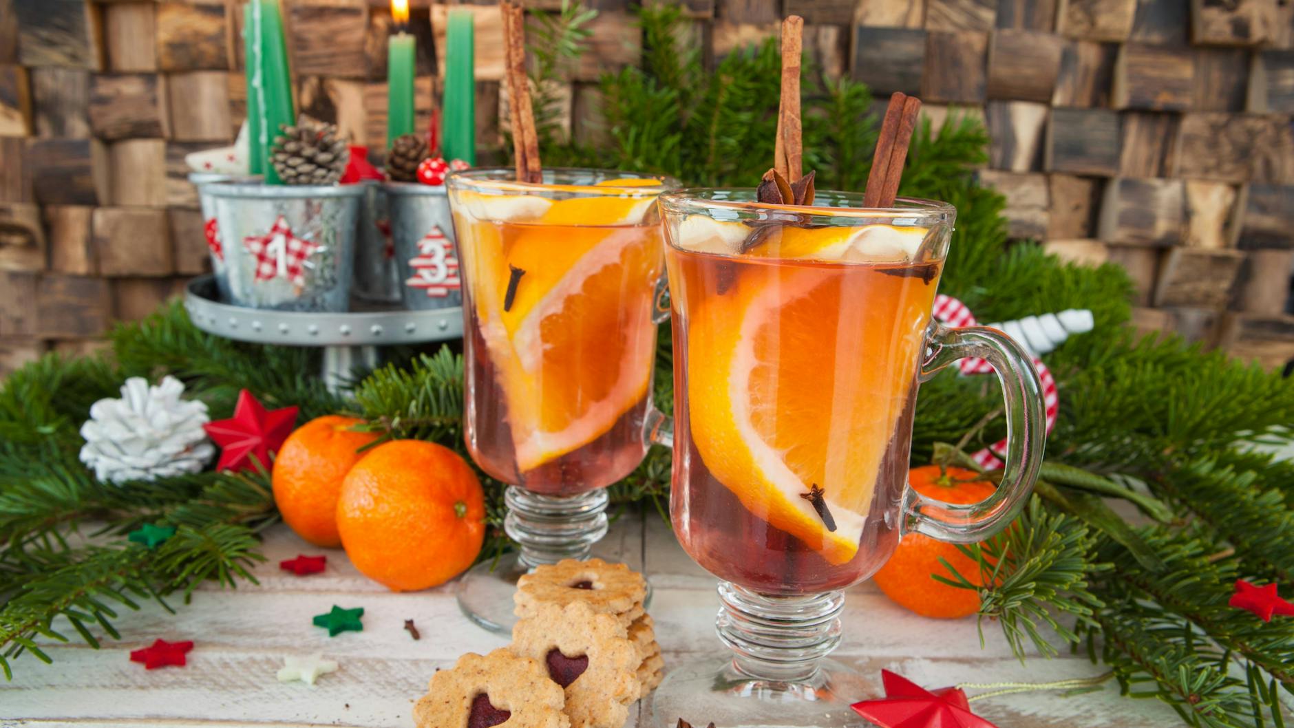 Glühwein und heißer Punsch sind bei Weihnachtsfeiern angesagt (Symbolbild).