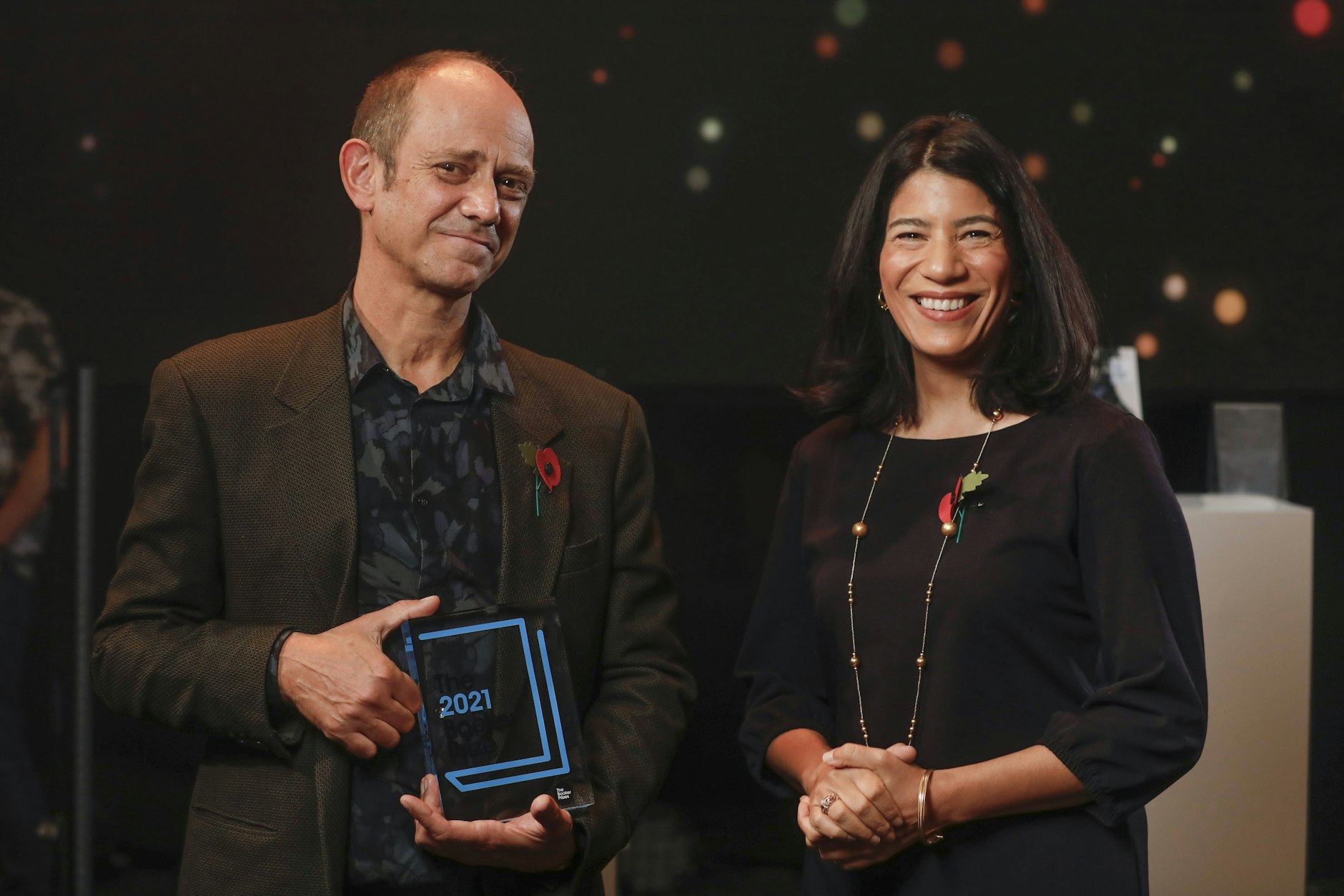 Der Booker-Preis-Gewinner Damon Galgut mit der Juryvorsitzenden Maya Jasanoff am Mittwochabend in London.