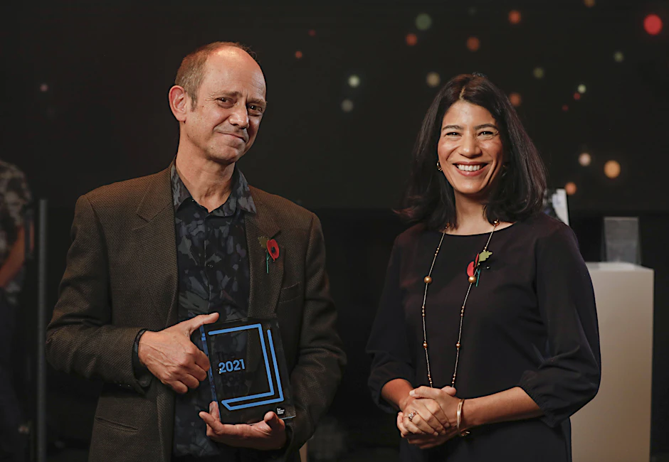 Der Booker-Preis-Gewinner Damon Galgut mit der Juryvorsitzenden Maya Jasanoff am Mittwochabend in London.